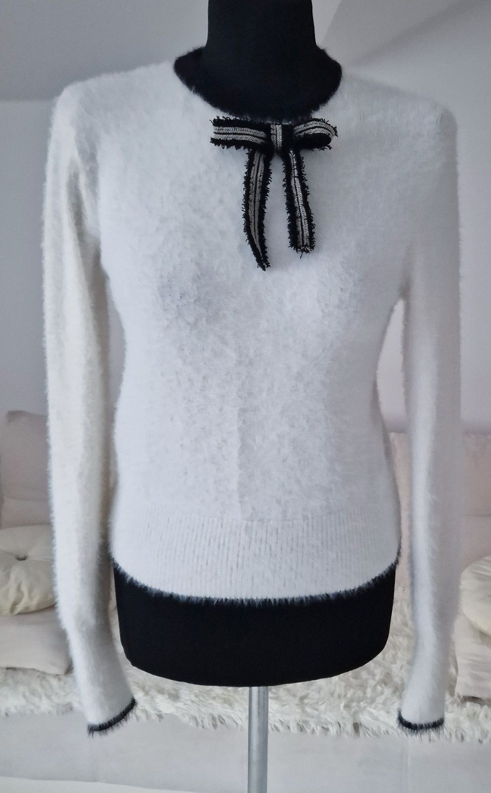 Puchaty sweterek z ozdobną kokardką " Zara".