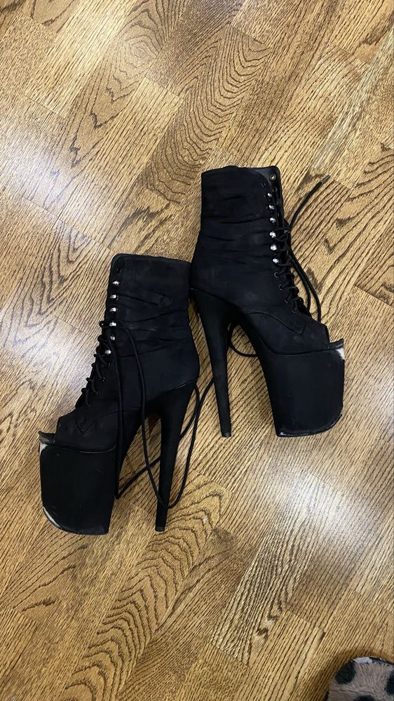 Стрипы Pleaser для танцев