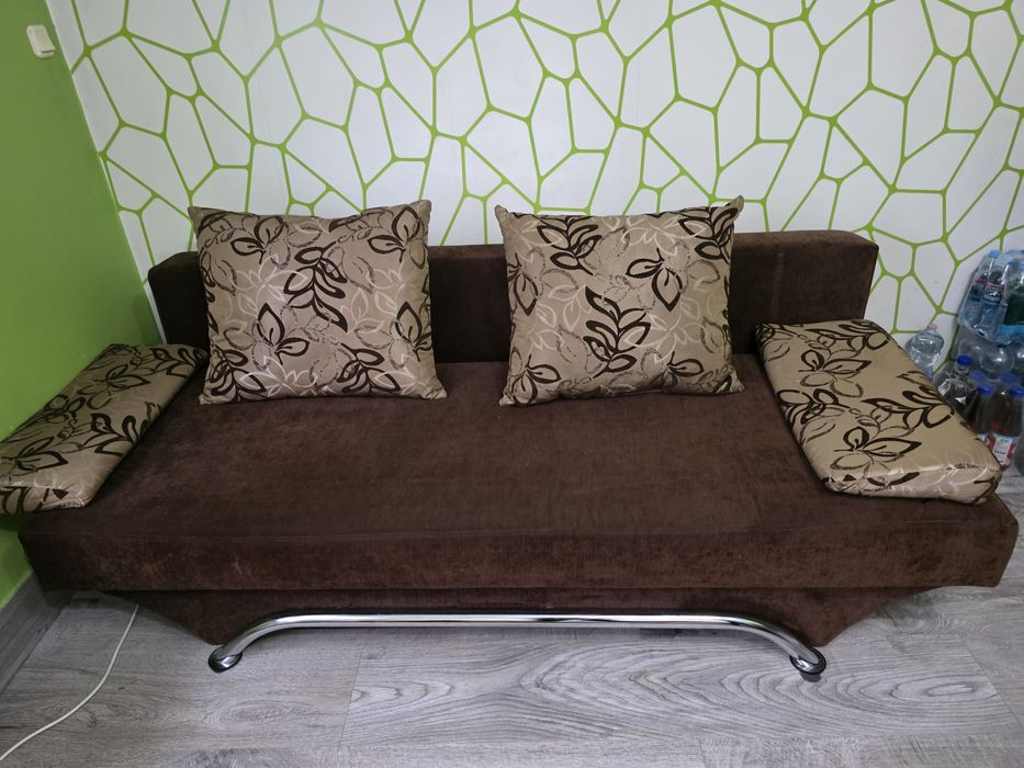 Brazowa rozkładana kanapa 140x200 z pojemnikiem