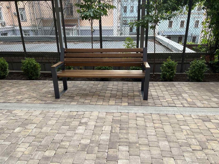 Лава паркова. Урна. Стіл.