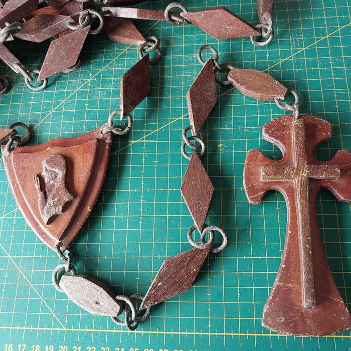 Terço - rosário em madeira e metal feito manualmente