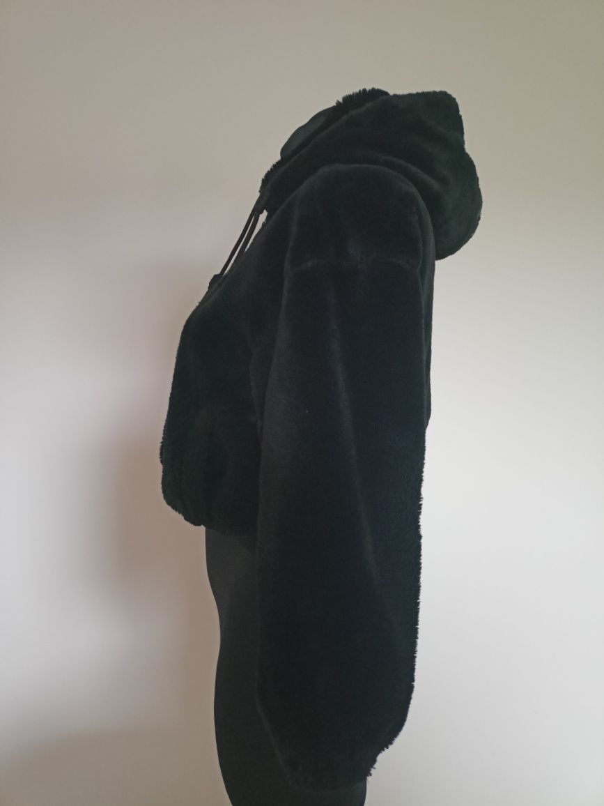 Czarne krótkie futerko Bershka XS S