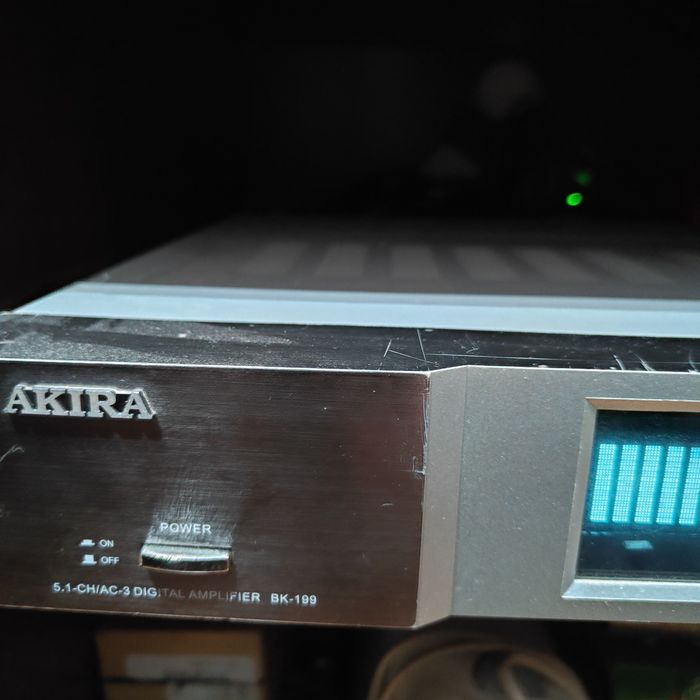 Amplituner AKIRA