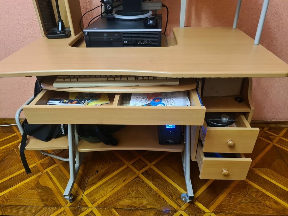 Комп'ютерний стіл на колесах