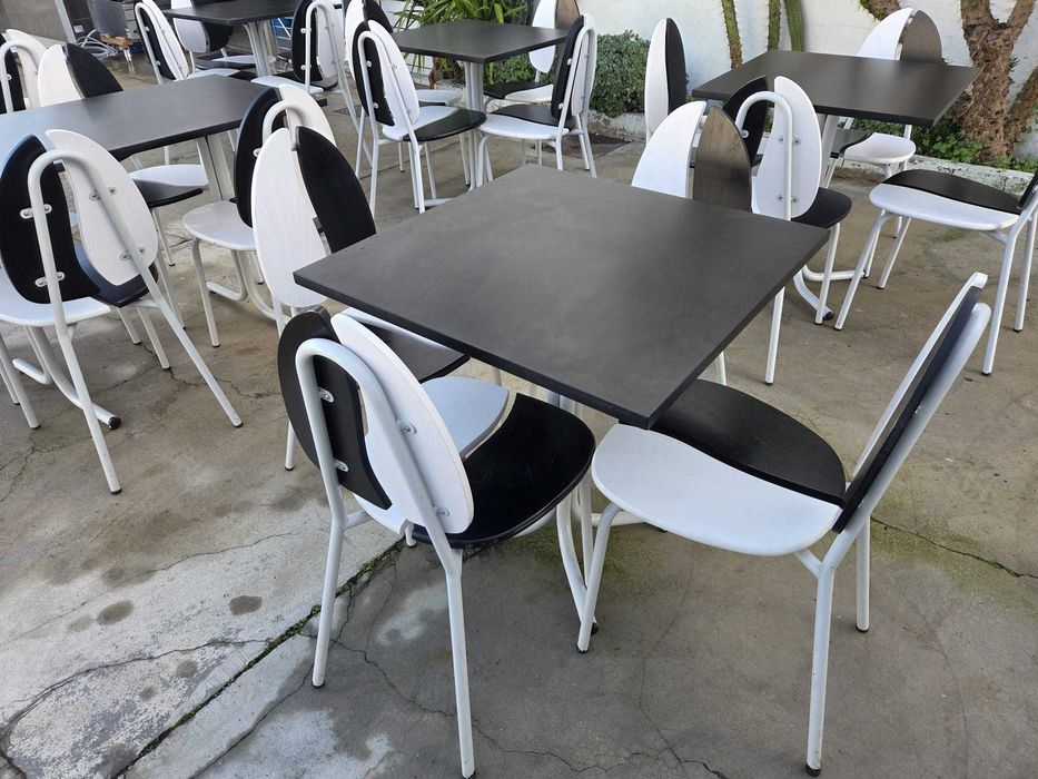 Mesas e cadeiras de café