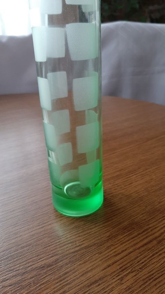 Szklany wazon PRL tuba,cylinder w kolorze uranowej zieleni.