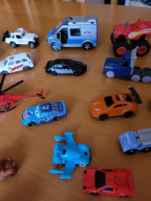 Samochodziki różne.