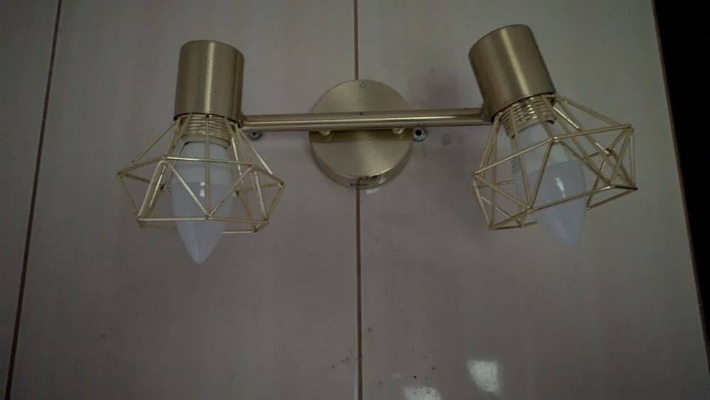 Złota lampa kinkiet na dwie żarówki