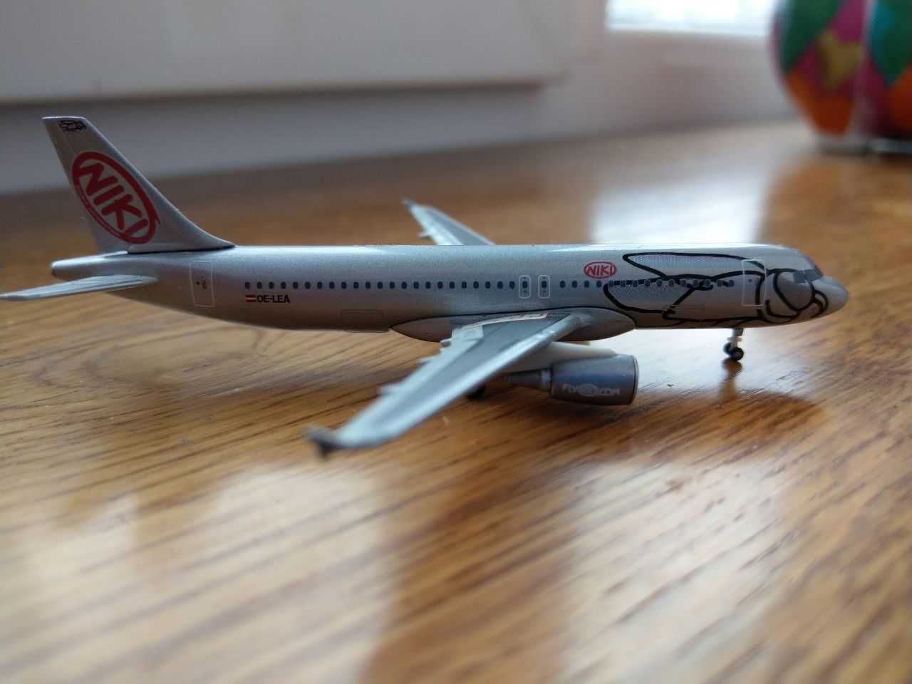 Модель самолета Airbus A320 Niki, Herpa Wings 1:400