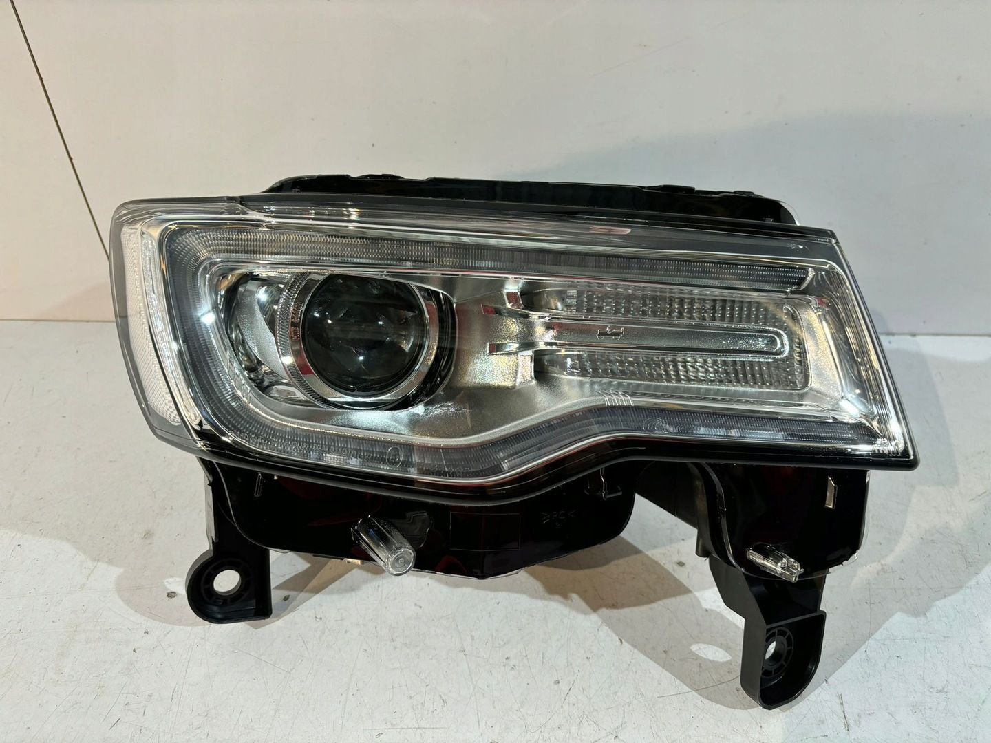 Jeep Grand Cherokee WK2 lampa xenon R   12836