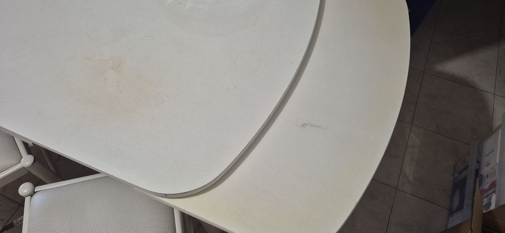 Mesa de jantar e cadeiras