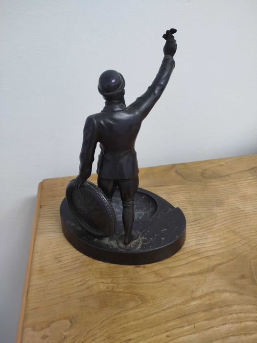 Figurka pilota z popielniczką