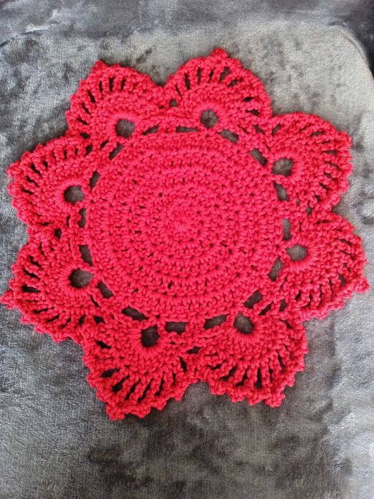 Czerwona serwetka na szydełku