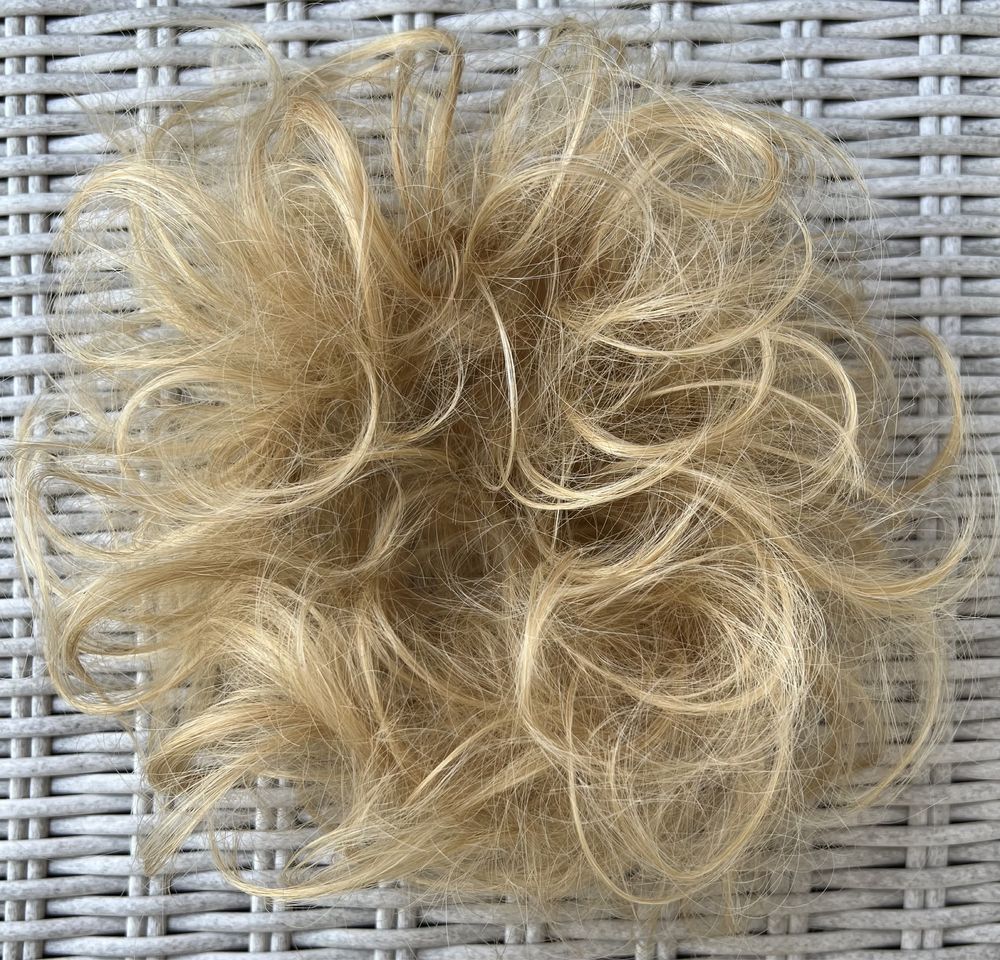 Włosy doczepiane, miodowy blond, kok na gumce 34 cm
