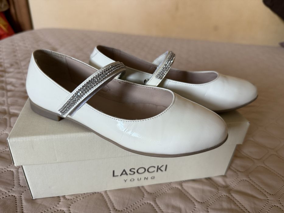 Туфельки шкіряні лаковані для дівчинки Lasocki