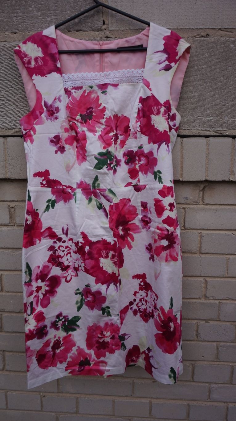 Jasna sukienka w różowe kwiaty Monnari 44