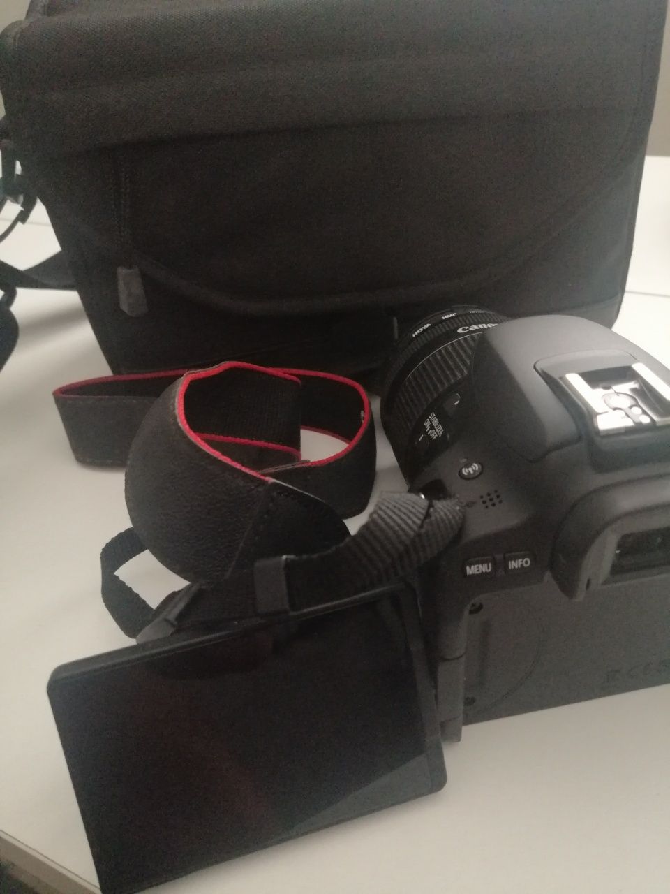 Máquina fotográfica Canon EOS 200D com lente 18-55mm incluída e bolsa
