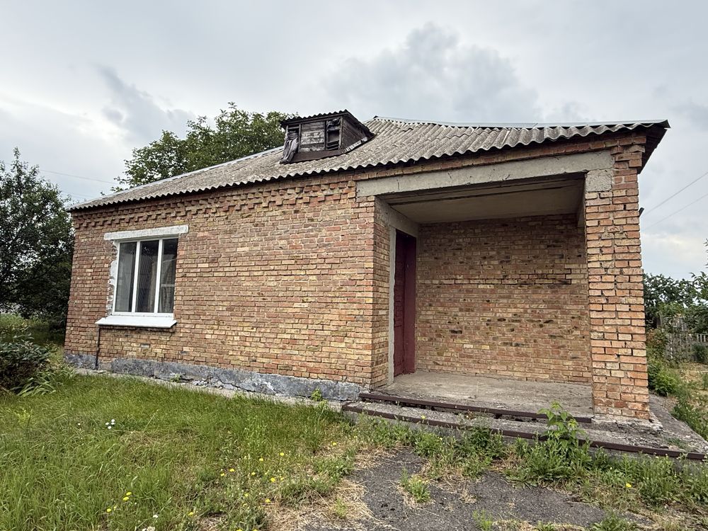 Продаж цегляного будинку в центрі села Яцьки