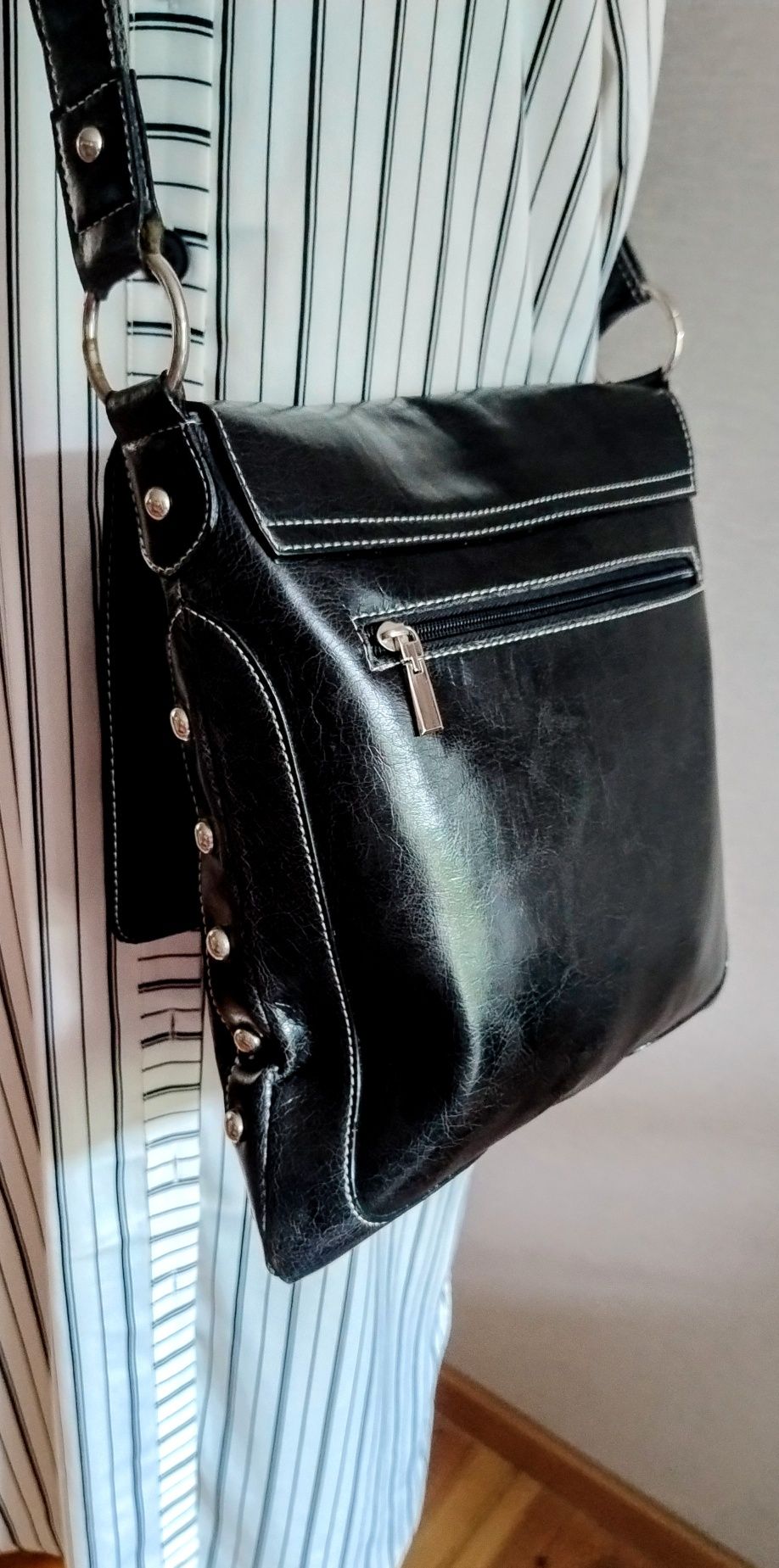Czarna, duża, pojemna torba listonoszka, crossbody