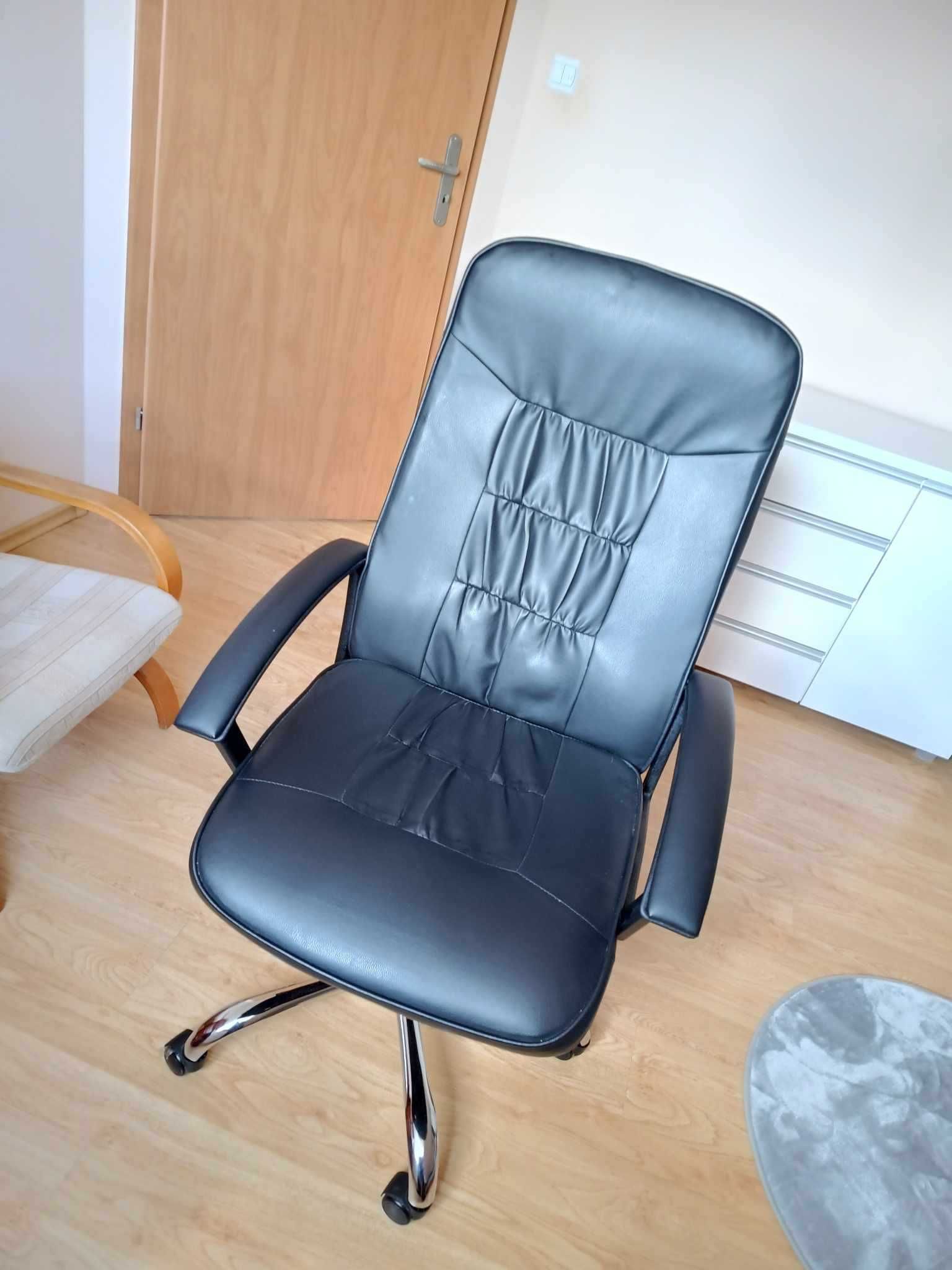 Fotel Krzesło biurowe SKODSBORG czarny skóra ekologiczna (JYSK)