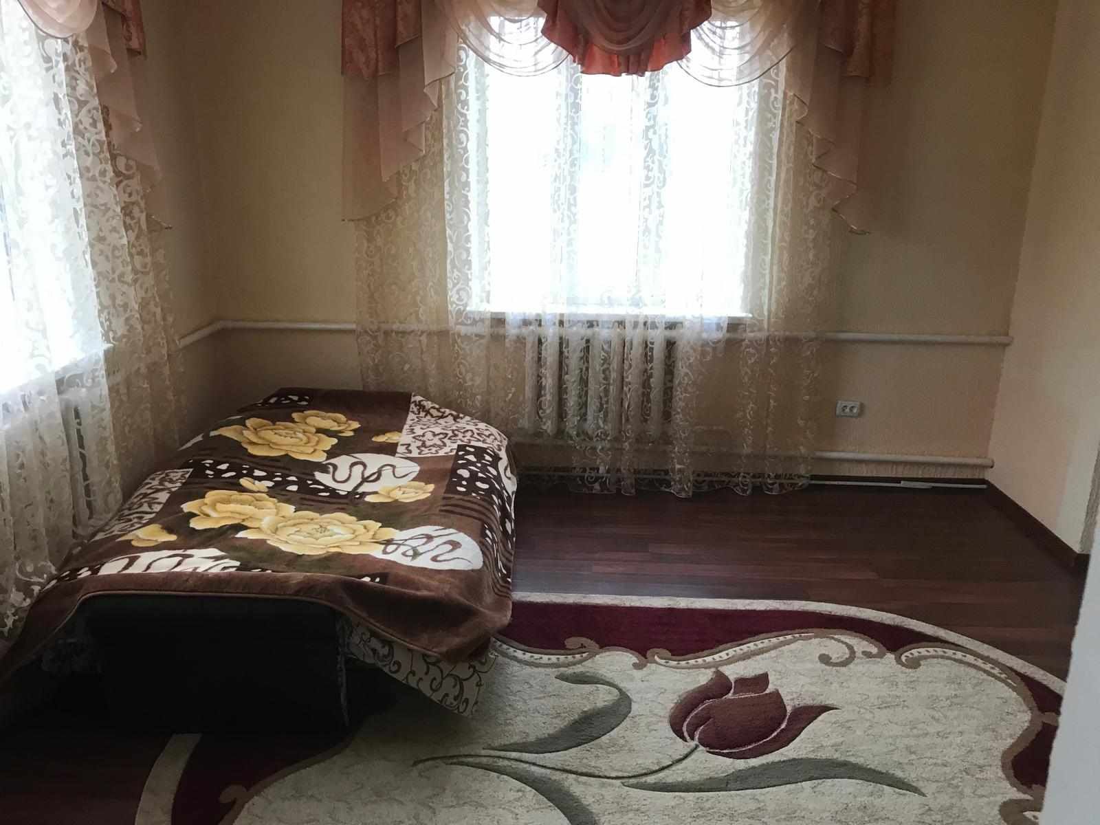 Продається будинок в м. Новоселиця, район  лазні, поблизу парку.