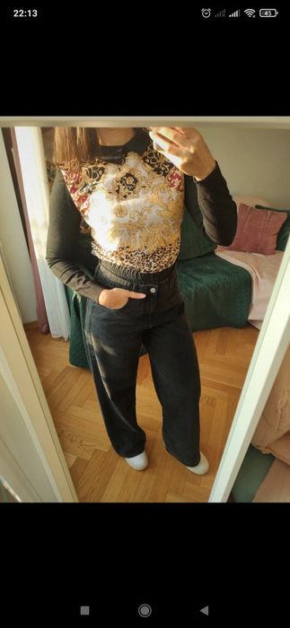 Sweterkowy top z kołnierzykiem z printem panterka złote ornamenty