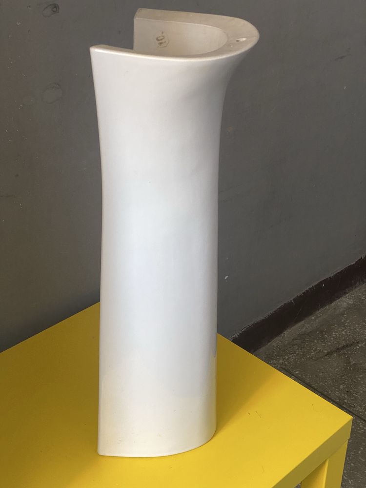 Postument pod umywalke w b.d.stanie