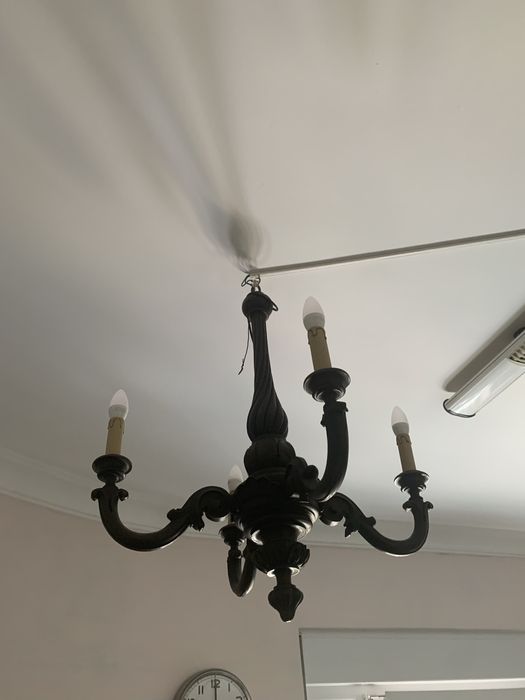 Candeeiro de tecto em madeira