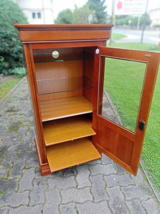 Komoda, bufet  z wysuwanymi półkami