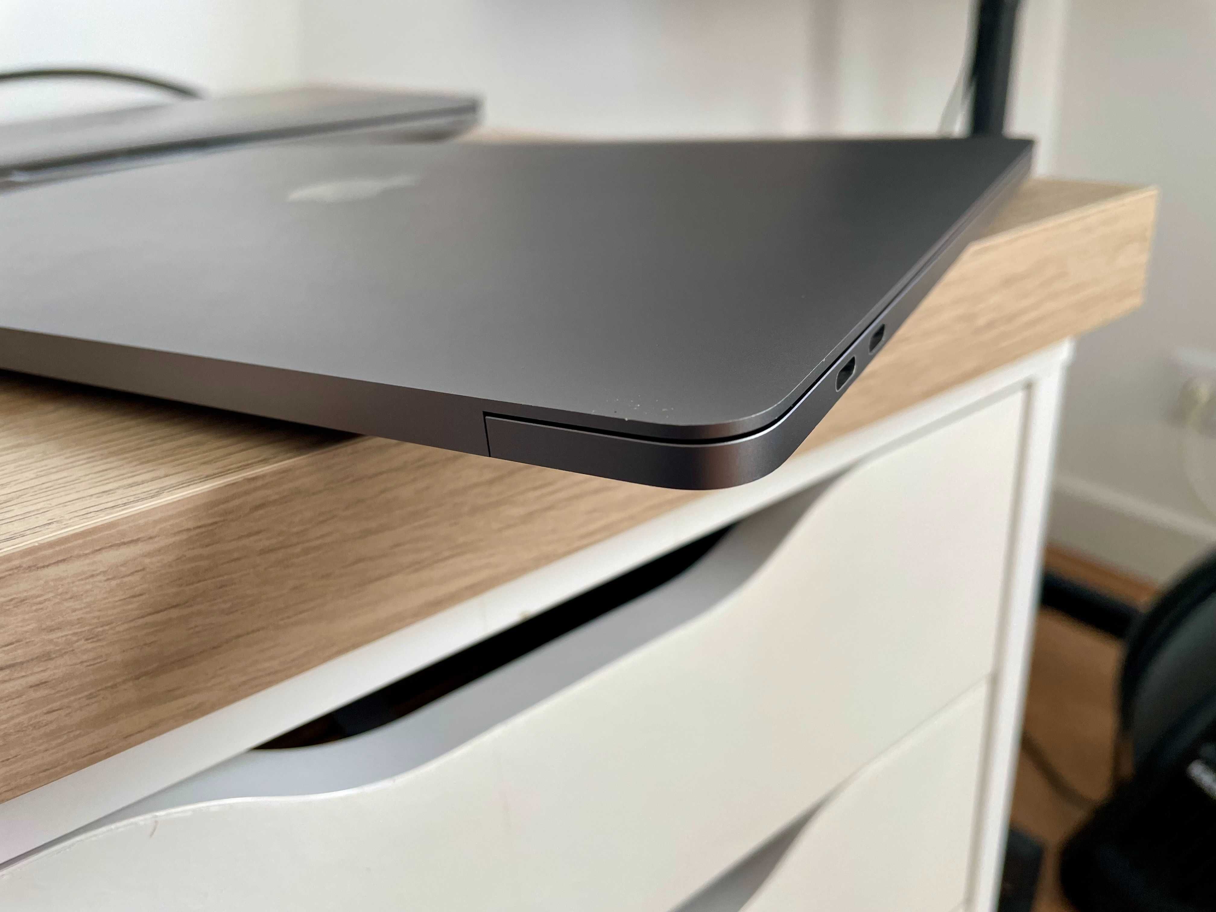 MacBook Pro 13" (2020) - M1 8‑core e GPU 8-Core - 8GB RAM - SSD 256GB