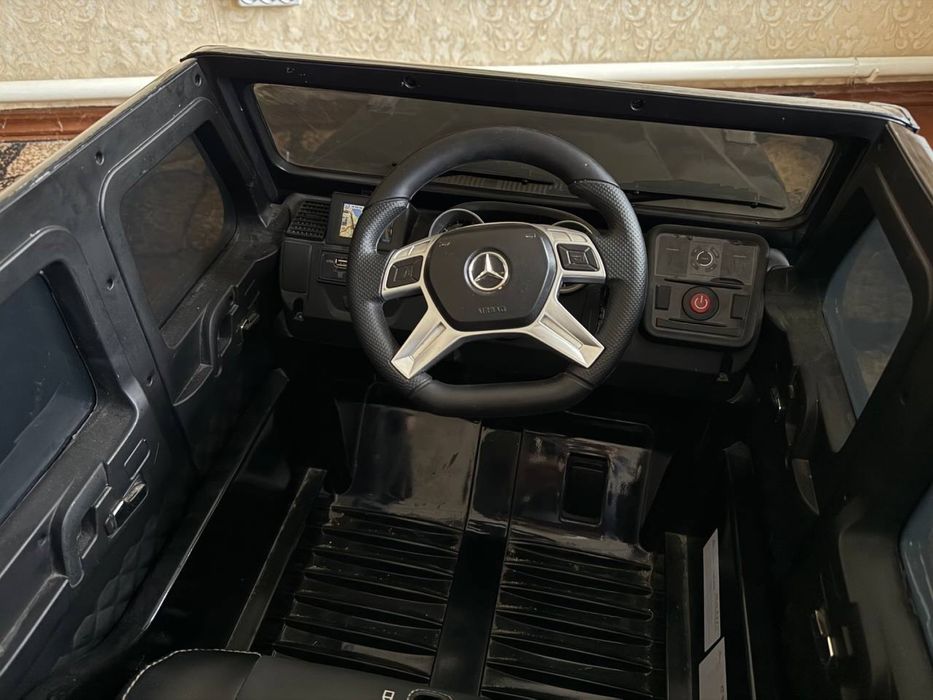 Дитячий електромобіль Mercedes-Benz AMG