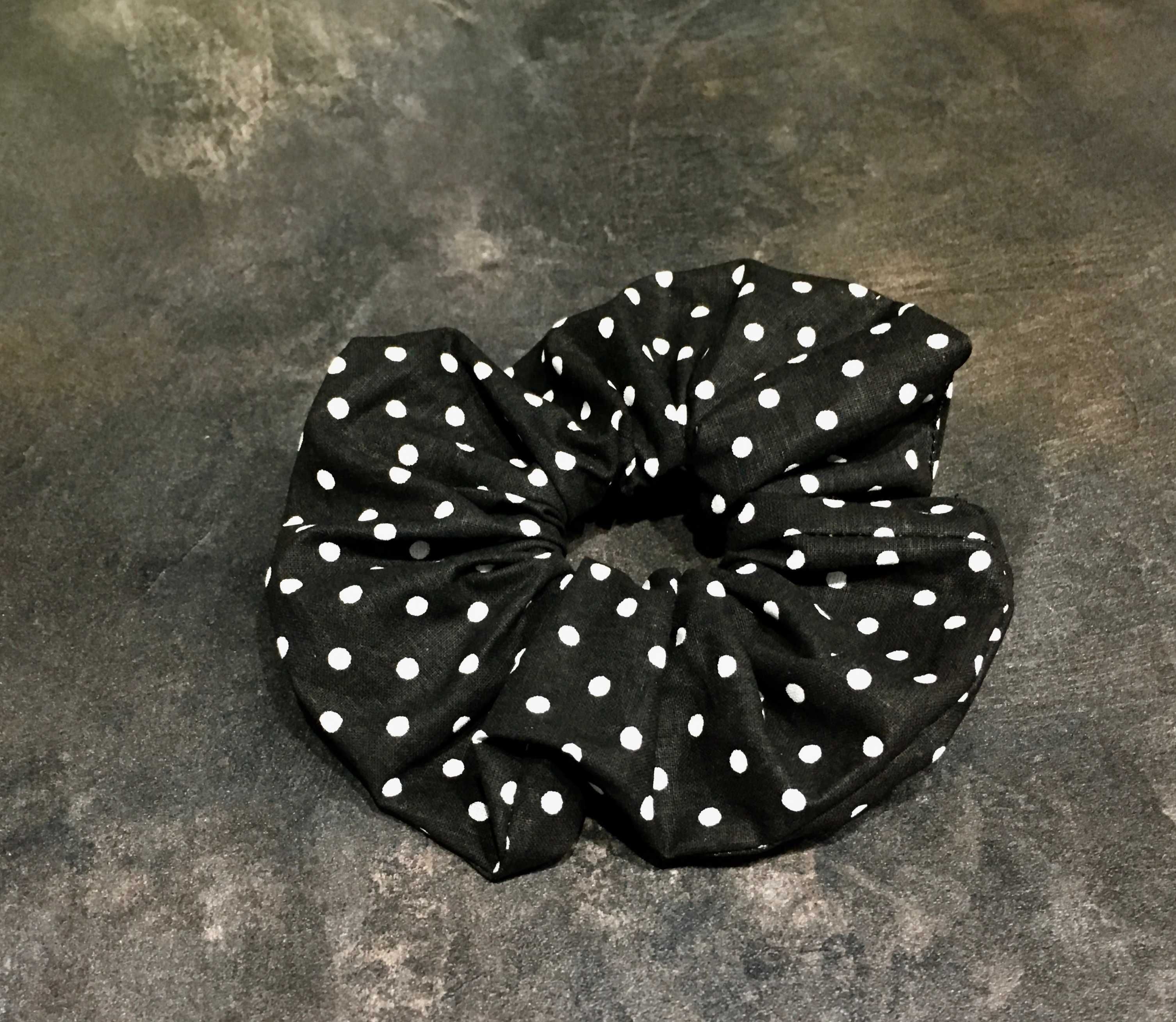 Scrunchie czarne w białe kropki.