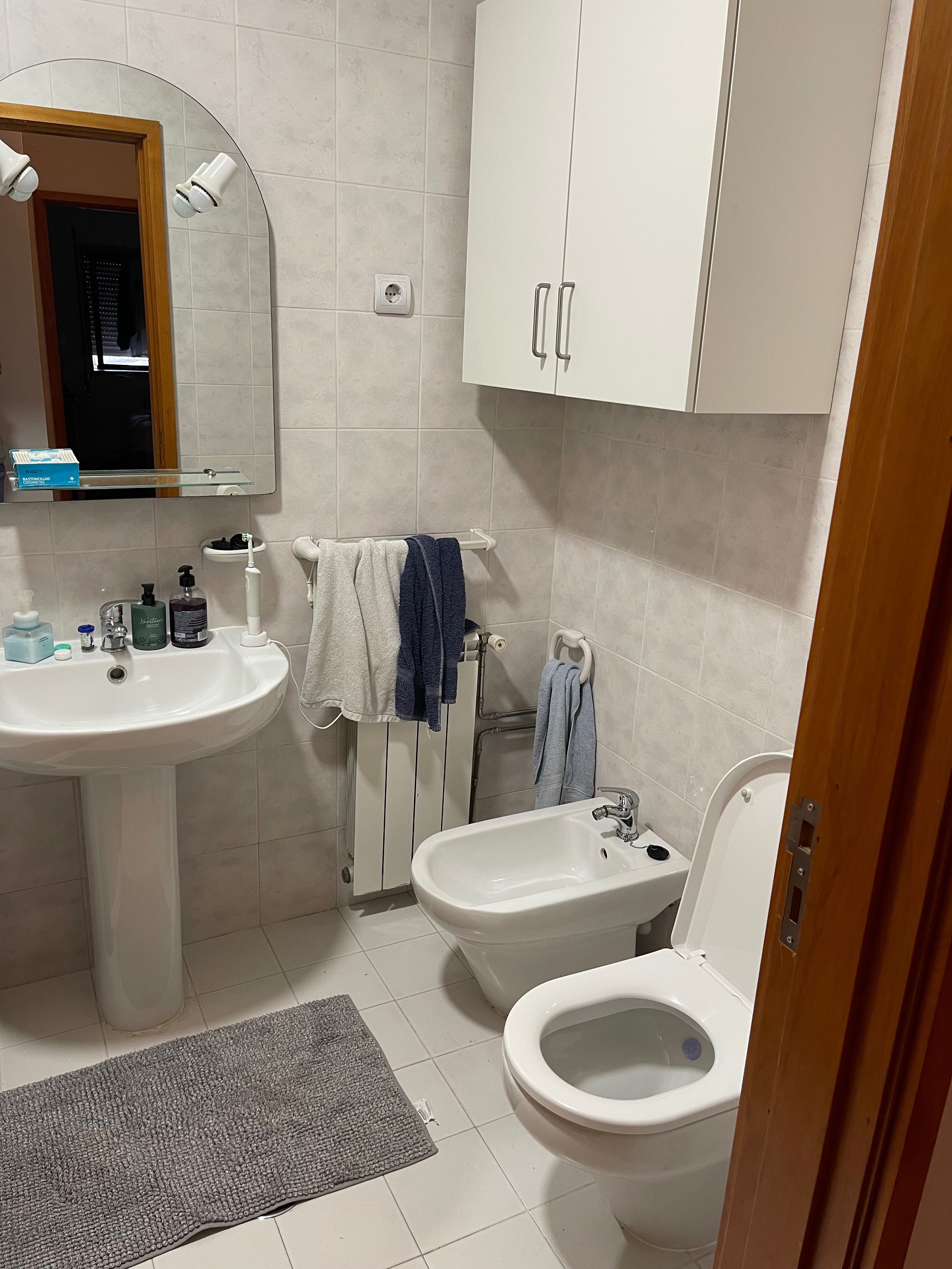 Quarto num apartamento T3 junto ao metro (Tudo incluído)