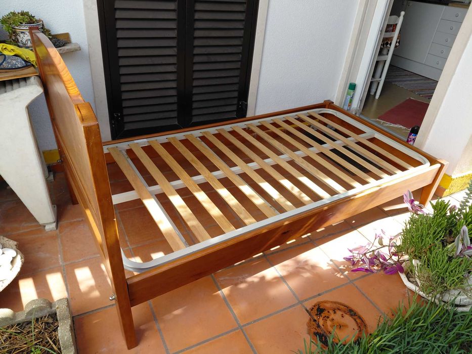Cama Individual em Madeira com Estrado