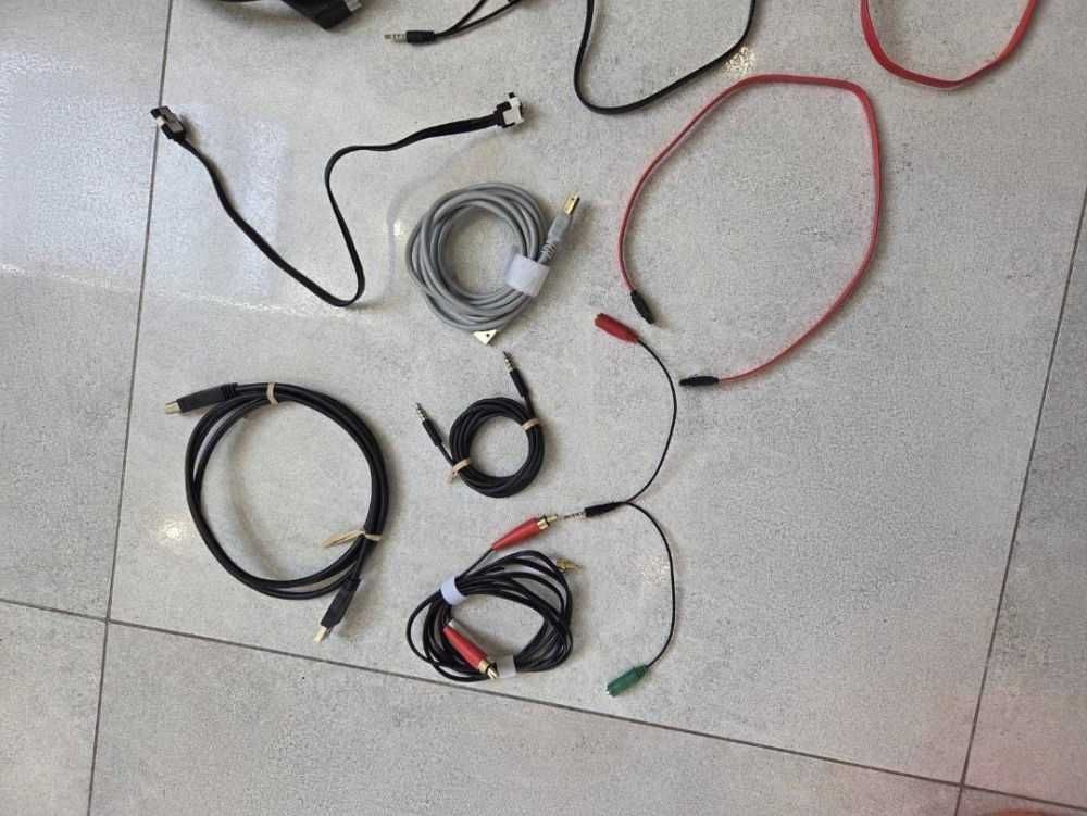 Duzy zestaw kabli i przewodow USB HDMI audio komputerowe