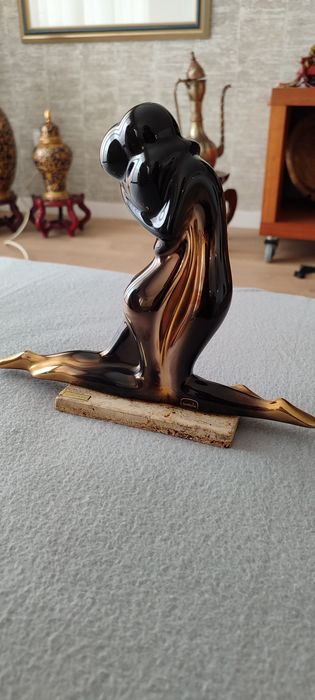 Estatueta o abraço da marca Galos em base de pedra