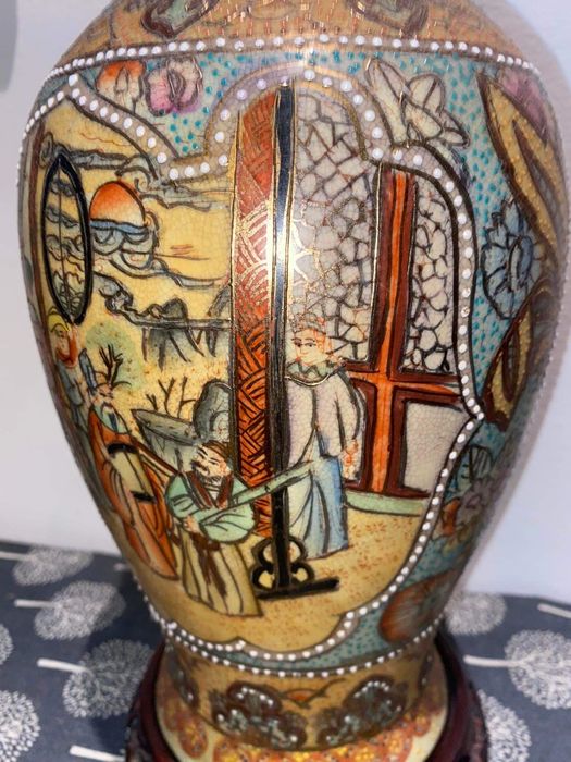 (2) Taça e jarra chinesas com suporte em madeira