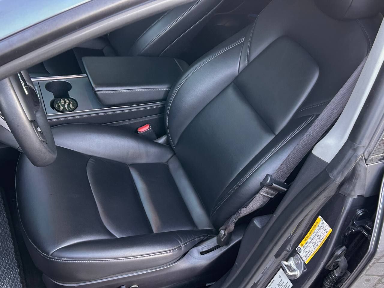 Tesla model 3 2021 рік