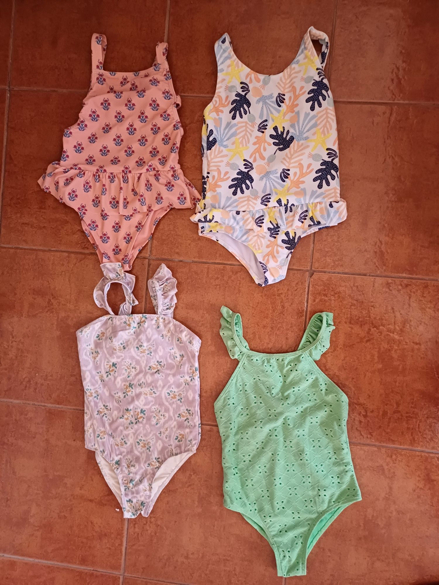 Menina 4 fatos de banho em óptimo estado,já que não foram muito usados