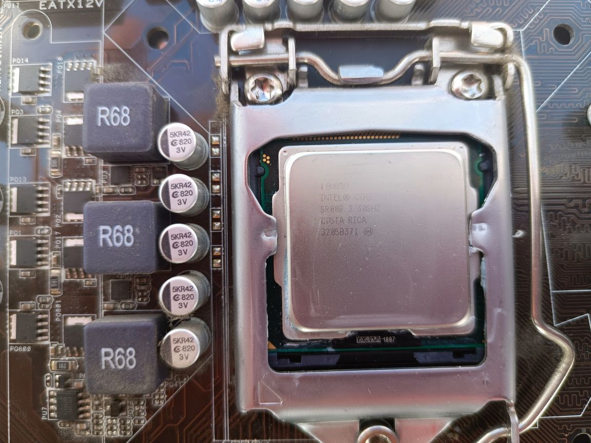 Материнська плата ASUS з процесором