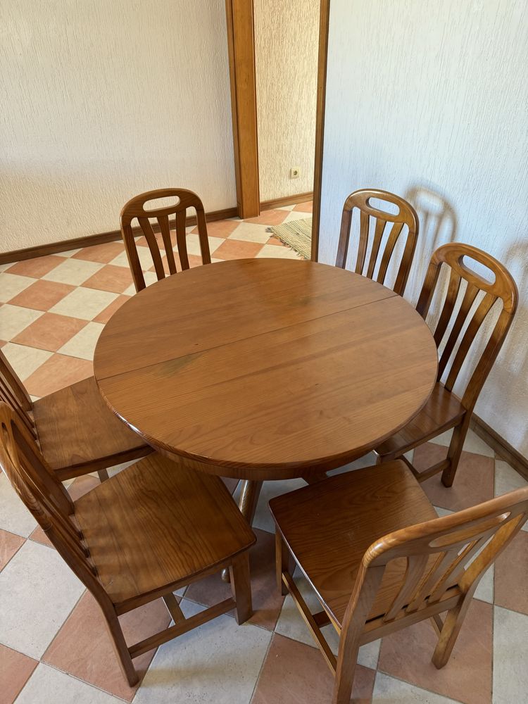 Mesa jantar, cadeiras e louceiro
