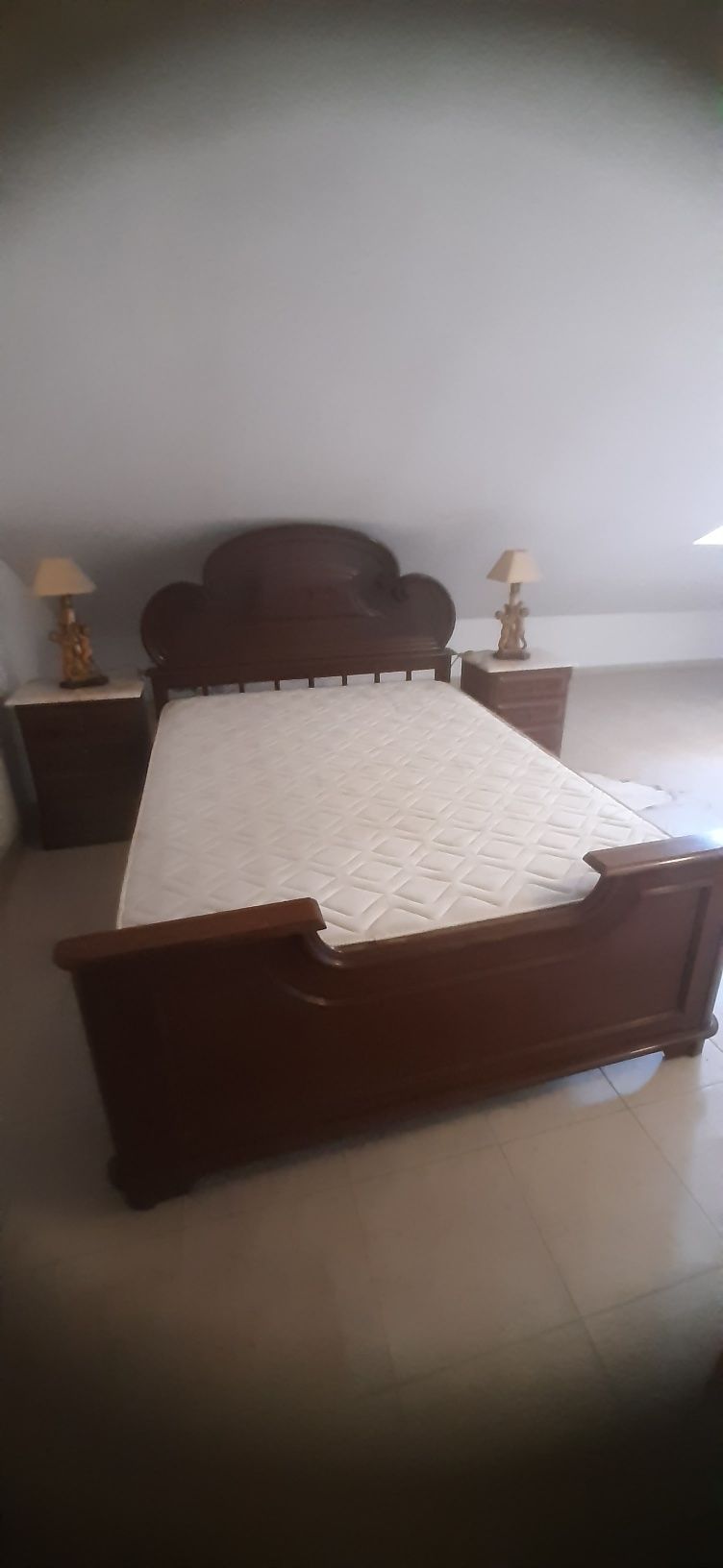 Cama de casal com duas mesas cabeceiras + estrado madeira + colchão