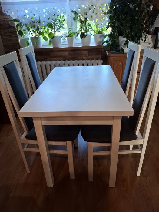Sprzedam stół biały plus krzesła