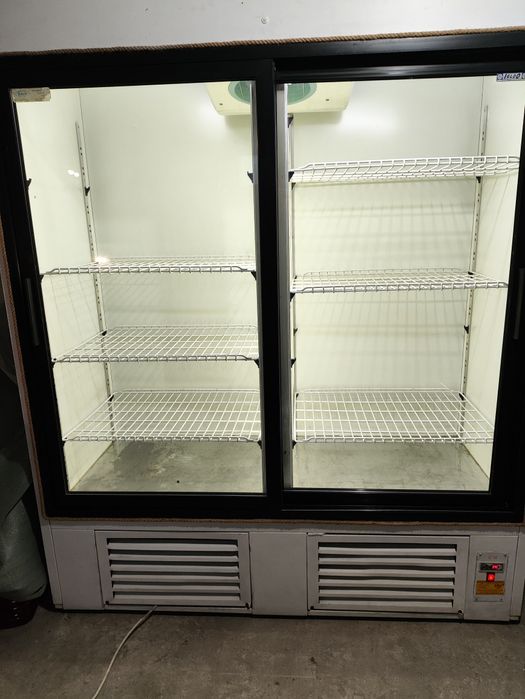 Холодильник торговий вітрина