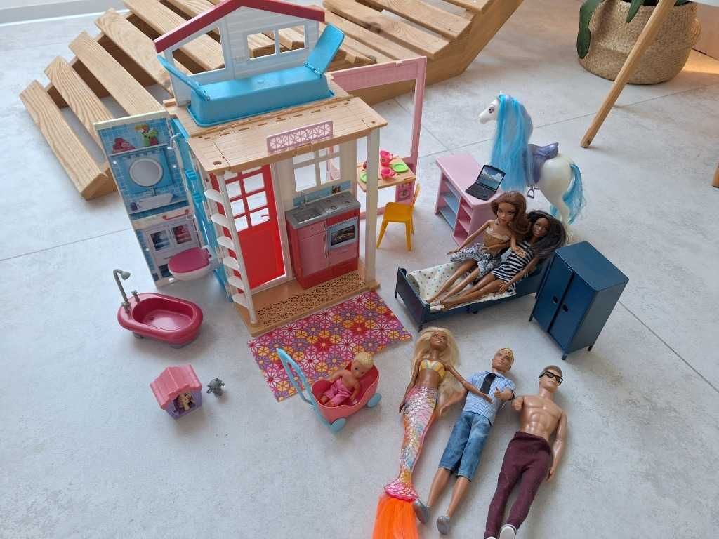 Domek dla lalek Barbie, lalki Barbie