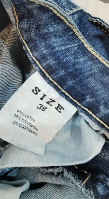 Spodnie jeansowe z lekkimi przetarciami i