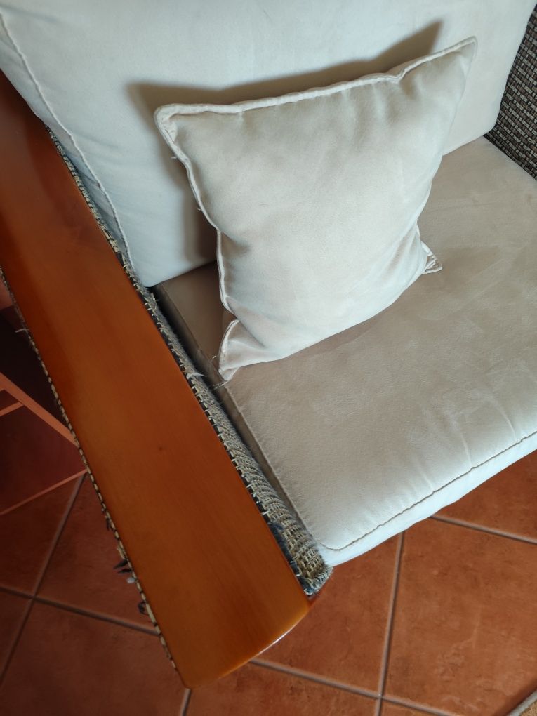 Sofás em bom estado e secretária.