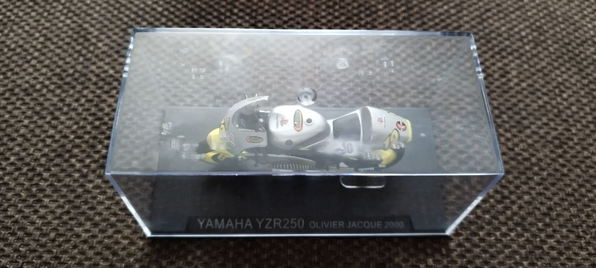 YAMAHA YZR250 Olivier Jacques 2000. Model w gablotce