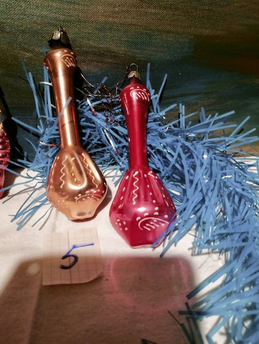 Новорічні іграшки на ялинку, фігурки.