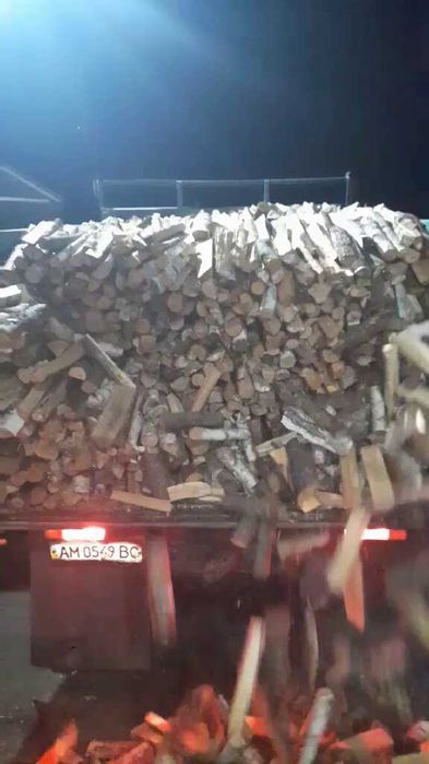 Продаються колоті дрова з доставкою